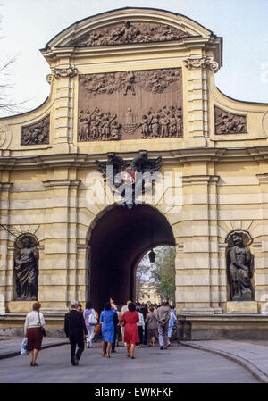 Leningrad, Russland. 3. Mai 1984. Touristen betreten Petrovsky Tor, offizielle zeremonielle Eingang zum Wahrzeichen Peter und Paul Fortress in Leningrad (heute Sankt Petersburg). Aus dem Jahre 1708 es wurde zum Gedenken an russischen Sieg über Schweden im großen Nordischen Krieg errichtet und hat eine immense kaiserlichen Wappen über dem Bogen. © Arnold Drapkin/ZUMA Draht/Alamy Live-Nachrichten Stockfoto