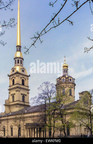 Leningrad, Russland. 3. Mai 1984. Die 123 m. (404 ft) goldene Turmspitze der russisch-orthodoxen Peter & Paul Cathedral, das erste und älteste Wahrzeichen von Leningrad (heute Sankt Petersburg), erhebt sich über die Wände der Peter- und Paul Fortress auf Zayachy Insel entlang der Newa ursprünglich unter Peter dem großen zwischen 1712 und 1733 erbaut. © Arnold Drapkin/ZUMA Draht/Alamy Live-Nachrichten Stockfoto