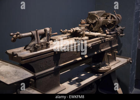 Alte Vintage Drehmaschine im Coventry Transport-Museum Stockfoto