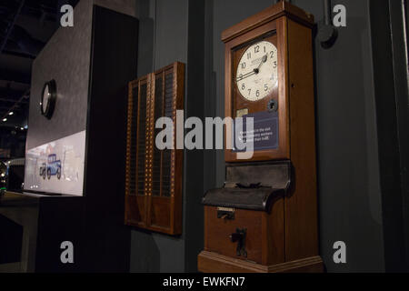 Taktung auf Aufnahme Zeitmaschine im Coventry Transport-Museum Stockfoto