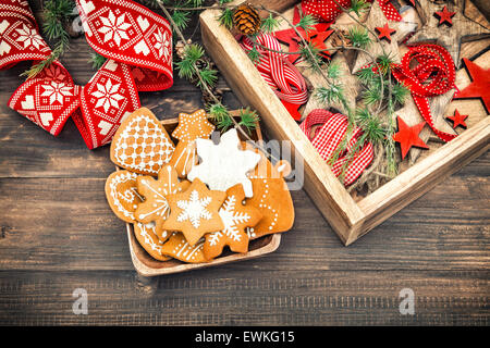 Lebkuchen und Weihnachtsschmuck. Haus Dekoration. Retro-Stil farbige Bild Stockfoto
