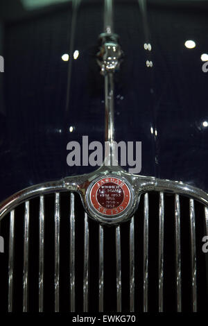 Nahaufnahme eines klassischen Jaguar Auto Kühlergrill und Abzeichen auf dem Display an Coventry Transport-Museum Stockfoto