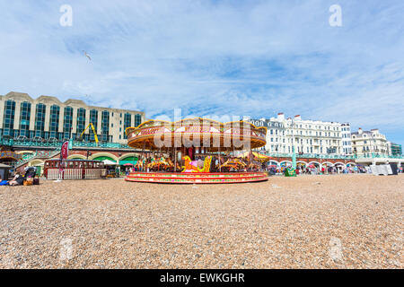 Der ganze Spaß von der Messe: bunte "Golden galoppierende Pferde" Karussell am Meer auf einem hellen Sommertag, Brighton, UK Stockfoto