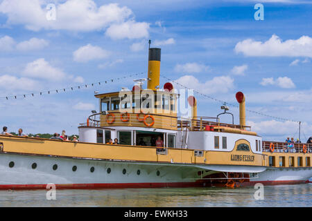 Ein Dampfschiff an einer Anlegestelle am See Chiemsee, Insel Herrenchiemsee, Bayern, Deutschland, Europa Stockfoto