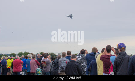 Southend Airport UK, 28. Juni 2015, Avro Vulcan XH558: Massen blicken auf als Avro Vulcan XH558, die letzten verbliebenen Vulcan, salutiert Massen von Zuschauern bei Southend Airport fliegen. Stockfoto