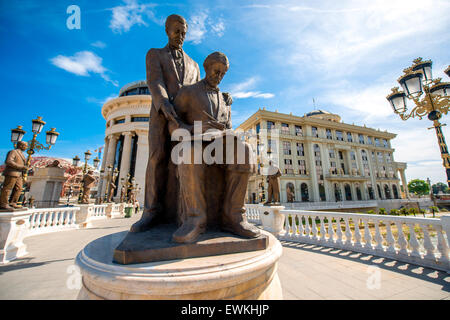 Skulpturen auf der Kunst-Brücke in Skopje Stockfoto