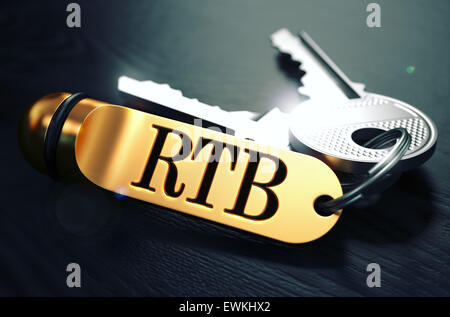 RTB - Schlüsselbund mit Text auf goldenen Schlüsselanhänger. Stockfoto