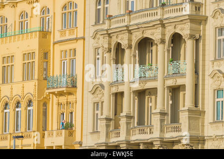 Nove Mesto Prag, Blick auf die pastellfarbene Jugendstil Wohnung Gebäude entlang der Moldau im Nove Mesto Viertel von Prag. Stockfoto