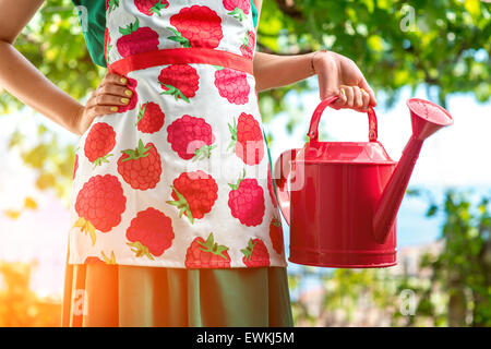 Frau mit einem rosa Gießkanne Stockfoto