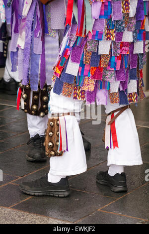 Poole, Dorset, Großbritannien. 28. Juni 2015. Poole Folk auf dem Kai Festival mit Morris Dancers tanzen traditionelle englische Tänze aus ganz im Süden und Westen von England über die zweitägige Veranstaltung, sowie musikalische Veranstaltungen. Einen feuchten Start in den zweiten Tag nicht Geister abzuschrecken. New Forest Meddlars Morris durchführen Credit: Carolyn Jenkins/Alamy leben Nachrichten Stockfoto