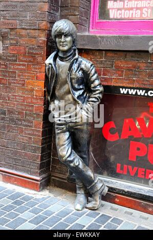 Statue von John Lennon von den Cavern Club entlang Mathew Street, Cavern Quarter, Liverpool, Merseyside, England, UK, Europa. Stockfoto