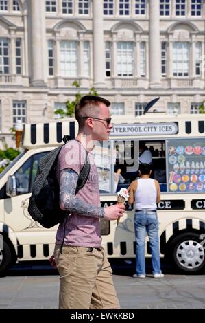 Junger Mann mit einem Eis, einem Eiswagen vorbei an der Uferstraße, Liverpool, Merseyside, England, Vereinigtes Königreich, West-Europa. Stockfoto