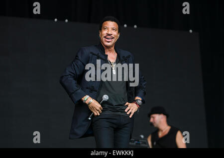 Glastonbury Festival, 28. Juni 2015, England UK. Lionel Richie führt live auf der Bühne der Pyramide am Finaltag des Glastonbury Festival 2015. Bildnachweis: Francesca Moore/Alamy Live-Nachrichten Stockfoto