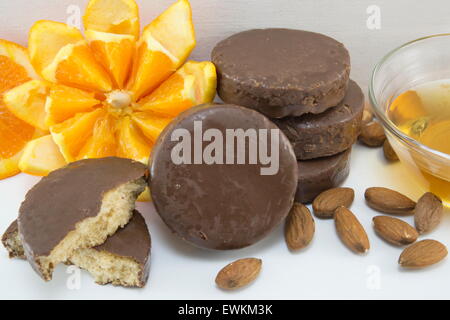 Flauschige Schokoladenkekse, dekoriert mit frischen Orangen und Mandeln Stockfoto