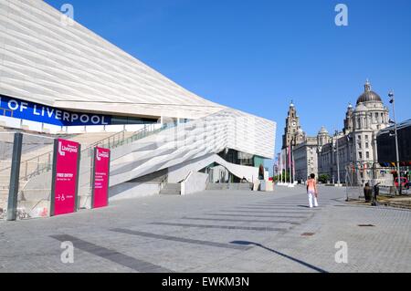 Das Museum of Liverpool Gebäude am Pier Head mit den drei Grazien auf der rechten Seite, Liverpool, Merseyside, England, Stockfoto