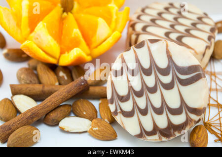 Black And White chocolate Cookies dekoriert mit frischen Orangen Zimt und Mandeln Stockfoto