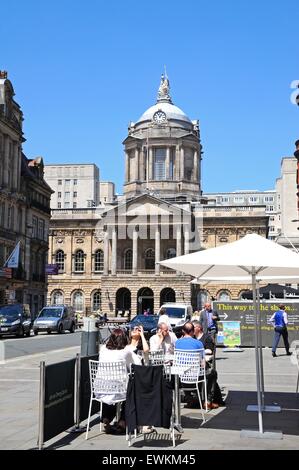 Blick entlang der Castle Street Richtung Rathaus am Ende mit einem Straßencafé im Vordergrund, Liverpool, England. Stockfoto