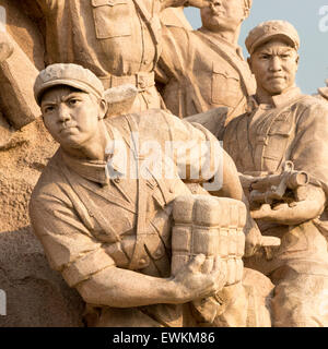 Heroischer revolutionäre Soldaten dargestellt auf einem Denkmal in Tiananmen Quadrat, Beijing Stockfoto
