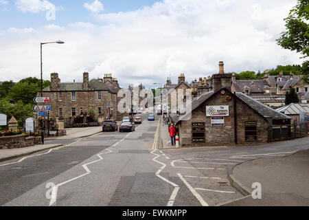 Blick entlang der Hauptstraße (A924) durch schottische Stadt Pitlochry, Perth und Kinross, Schottland, UK, Großbritannien Stockfoto