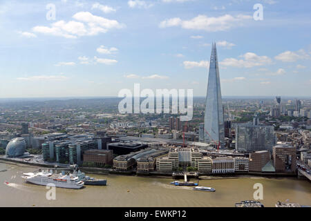 Blick auf die Scherbe aus The Sky Garden an das Walkie-Talkie Gebäude 20 Fenchurch Street, London, England, UK. Stockfoto