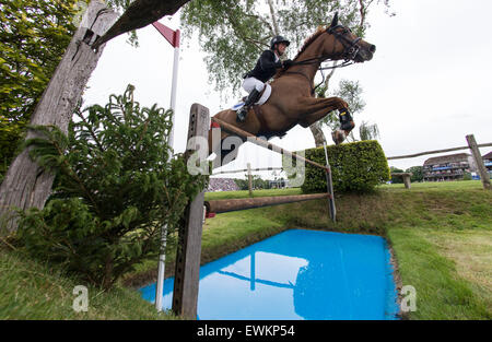 Hickstead, UK. 25. Juni 2015. Trevor BREEN [IRL] LOUGHNATOUSA W B am Devils Dyke Zaun Reiten, während das Equestrian.Com Derby.  Wurde fuhr fort, um die Veranstaltung zu gewinnen. Bildnachweis: Stephen Bartholomäus/Alamy Live-Nachrichten Stockfoto