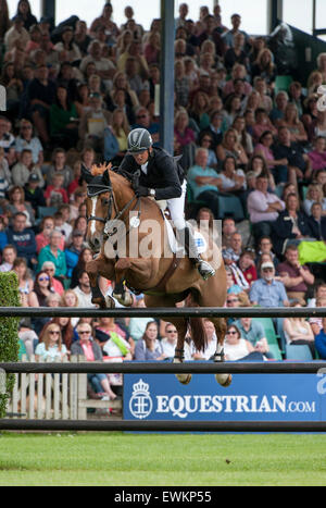 Hickstead, UK. 25. Juni 2015. Trevor BREEN [IRL] Reiten LOUGHNATOUSA W B während der Equestrian.Com-Derby.  Wurde fuhr fort, um die Veranstaltung zu gewinnen. Bildnachweis: Stephen Bartholomäus/Alamy Live-Nachrichten Stockfoto