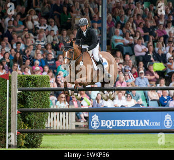 Hickstead, UK. 25. Juni 2015. Trevor BREEN [IRL] Reiten LOUGHNATOUSA W B während der Equestrian.Com-Derby.  Wurde fuhr fort, um die Veranstaltung zu gewinnen. Bildnachweis: Stephen Bartholomäus/Alamy Live-Nachrichten Stockfoto