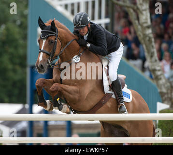 Hickstead, UK. 25. Juni 2015. Trevor BREEN [IRL] Reiten LOUGHNATOUSA W B während der Equestrian.Com-Derby.  Wurde fuhr fort, um die Veranstaltung zu gewinnen. Bildnachweis: Stephen Bartholomäus/Alamy Live-Nachrichten Stockfoto