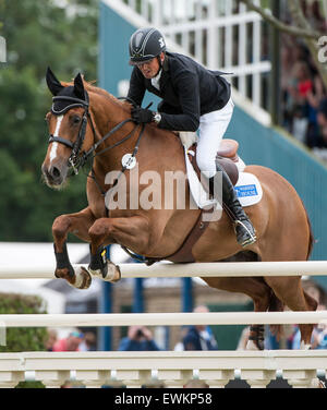 Hickstead, UK. 25. Juni 2015. Trevor BREEN [IRL] Reiten LOUGHNATOUSA W B während der Equestrian.Com-Derby.  Wurde fuhr fort, um die Veranstaltung zu gewinnen. Bildnachweis: Stephen Bartholomäus/Alamy Live-Nachrichten Stockfoto