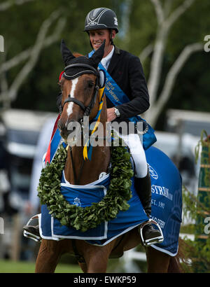 Hickstead, UK. 25. Juni 2015. Trevor BREEN [IRL] Reiten LOUGHNATOUSA W B gewinnen die Equestrian.Com Derby.  Wurde fuhr fort, um die Veranstaltung zu gewinnen. Bildnachweis: Stephen Bartholomäus/Alamy Live-Nachrichten Stockfoto