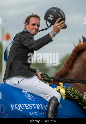 Hickstead, UK. 25. Juni 2015. Trevor BREEN [IRL] Reiten LOUGHNATOUSA W B gewinnen die Equestrian.Com Derby.  Wurde fuhr fort, um die Veranstaltung zu gewinnen. Bildnachweis: Stephen Bartholomäus/Alamy Live-Nachrichten Stockfoto