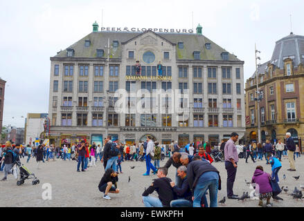 Exterieur und Fassade von Madame Tussauds Wachsfigurenkabinett Skulptur am Damplatz in Amsterdam Niederlande Stockfoto