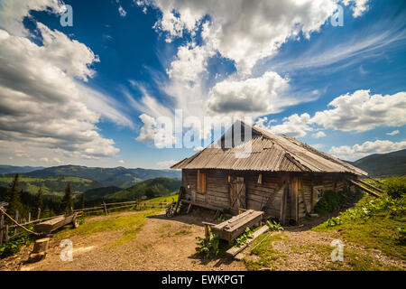 Alte traditionelle Holzhaus in den Bergen. Stockfoto