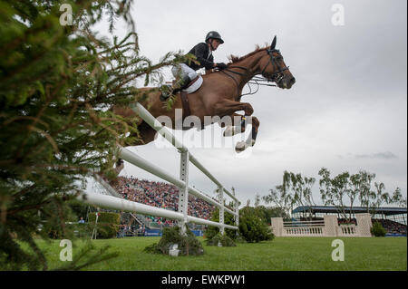 Hickstead, UK. 25. Juni 2015. Trevor BREEN [IRL] Reiten LOUGHNATOUSA W B gewinnen die Equestrian.Com Derby.  Wurde fuhr fort, um die Veranstaltung zu gewinnen. Bildnachweis: Stephen Bartholomäus/Alamy Live-Nachrichten Stockfoto