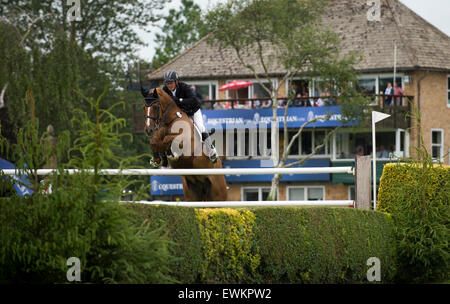 Hickstead, UK. 25. Juni 2015. Trevor BREEN [IRL] Reiten LOUGHNATOUSA W B gewinnen die Equestrian.Com Derby.  Wurde fuhr fort, um die Veranstaltung zu gewinnen. Bildnachweis: Stephen Bartholomäus/Alamy Live-Nachrichten Stockfoto