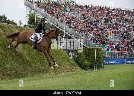 Hickstead, UK. 25. Juni 2015. Trevor BREEN [IRL] Reiten LOUGHNATOUSA W B gewinnen die Equestrian.Com Derby.  Wurde fuhr fort, um die Veranstaltung zu gewinnen. Bildnachweis: Stephen Bartholomäus/Alamy Live-Nachrichten Stockfoto