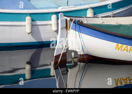 Kleine bemalte hölzerne Fischerboote, bekannt als Pointus, spiegelt sich in den Hafen von La Ciotat Provence Frankreich Stockfoto
