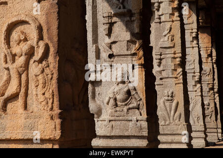 Schnitzereien an den Säulen des Achyutaraya Tempels in Hampi Stockfoto