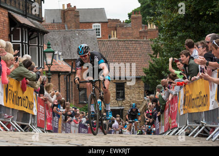 Lincoln, UK. 28. Juni 2015. Ian Stannard (Team Sky) führt das Rennen auf dem gepflasterten Anstieg von Wordsworth Street, während die britische Radsport Straßenrennen in Lincoln, Vereinigtes Königreich am 28. Juni 2015. Stannard wurde Dritter im Rennen, von Sky Teamkollegen Peter Kennaugh gewonnen. Bildnachweis: Andrew Peat/Alamy Live-Nachrichten Stockfoto