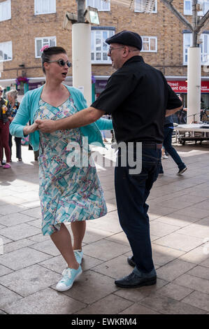 London, UK. 28. Juni 2015.  Mitglieder der Öffentlichkeit tanzen Swing East springen ' n ' Jive Jamboree in Chrisp Straßenmarkt-im Londoner East End.  Nachtschwärmer versammelt in Vintage-Kleidung, 50er Jahre feiern Musik und Tanz, viel, viel Tanz. Bildnachweis: Stephen Chung / Alamy Live News Stockfoto