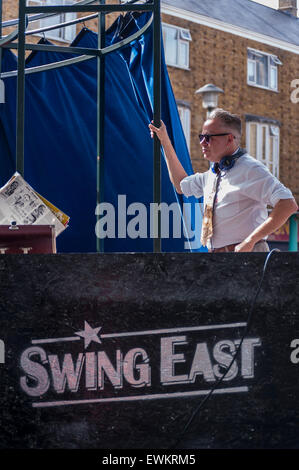 London, UK. 28. Juni 2015.  DJ im Osten Swing Jump ' n ' Jive Jamboree in Chrisp Straßenmarkt-im Londoner East End.  Nachtschwärmer versammelt in Vintage-Kleidung, 50er Jahre feiern Musik und Tanz, viel, viel Tanz. Bildnachweis: Stephen Chung / Alamy Live News Stockfoto