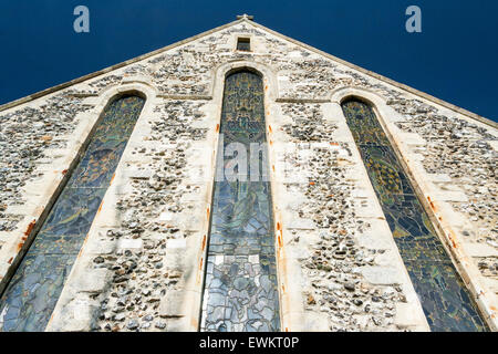 Ickham, England. Dorfkirche aus dem 14. Jahrhundert. Suche gerade nach oben über Stein und Feuerstein Wände mit drei schmalen langen Bleiverglaste Spitzbogenfenster. Stockfoto