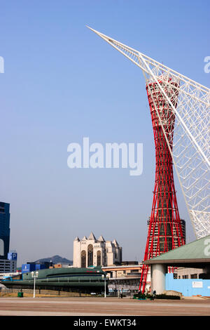 Das weiße Metall rahmen struktur der Kobe Maritime Museum mit dem Kobe-hafen. Die gitterkonstruktion wurde gebaut, um den Rumpf eines Schiffes zu ähneln. Stockfoto