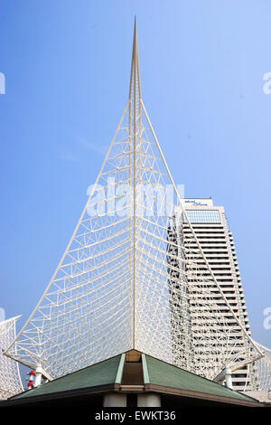 Das weiße Metall rahmen struktur der Kobe Maritime Museum mit der Okura Hotel. Die gitterkonstruktion wurde gebaut, um den Rumpf eines Schiffes zu ähneln. Stockfoto