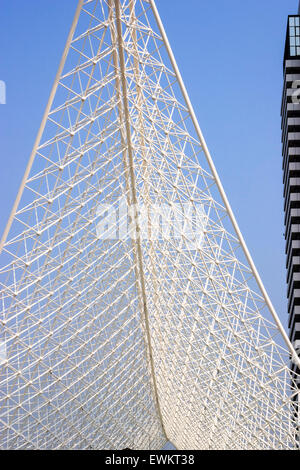 Das weiße Metall rahmen struktur der Kobe Maritime Museum. Die gitterkonstruktion wurde gebaut, um den Rumpf eines Schiffes zu ähneln. Tagsüber, blauer Himmel. Stockfoto