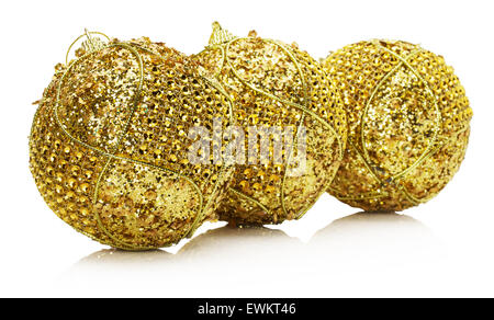 Goldene Weihnachtskugeln auf dem weißen Hintergrund isoliert. Stockfoto