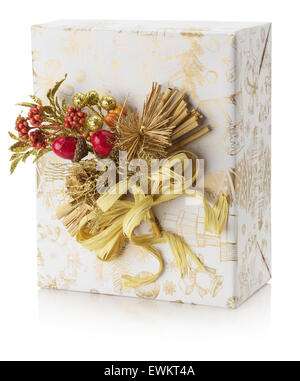 weiße Weihnachten-Geschenk-Box mit goldenen Bogen auf dem weißen Hintergrund isoliert. Stockfoto