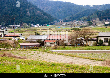 Kultivierte Farmland und Reisfelder mit verstreuten Häuser im Dorf Ohara, in der Nähe von Kyoto, Japan. Von Bergen im grünen Wald umgeben. Stockfoto