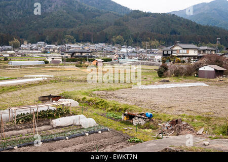 Kultivierte Farmland und Reisfelder mit verstreuten Häuser im Dorf Ohara, in der Nähe von Kyoto, Japan. Von Bergen im grünen Wald umgeben. Stockfoto