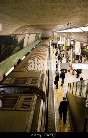 Innenraum der japanischen U-Bahn Station in Osaka. Ansicht von oben der Menschen auf der Plattform mit dem Zug nur an Plattform angekommen. Nicht so beschäftigt. Stockfoto